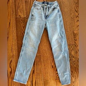 Hollister Size 0 Short/Petite Light-Wash Ultra High-Rise Mom Jean